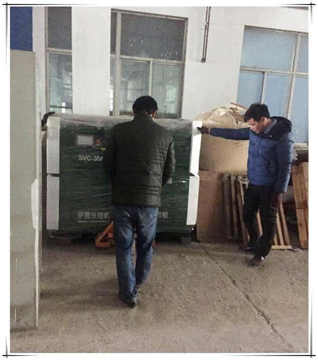 薩震工作人員在安裝空壓機(jī)